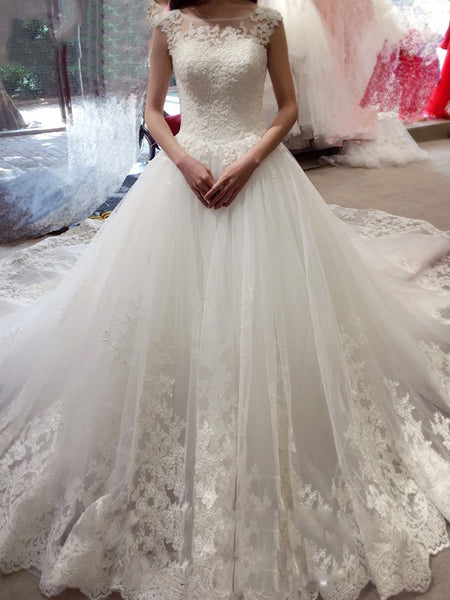 Ball Gown Bateau Sleeveless Tulle Court Train Wedding Gown with Applique